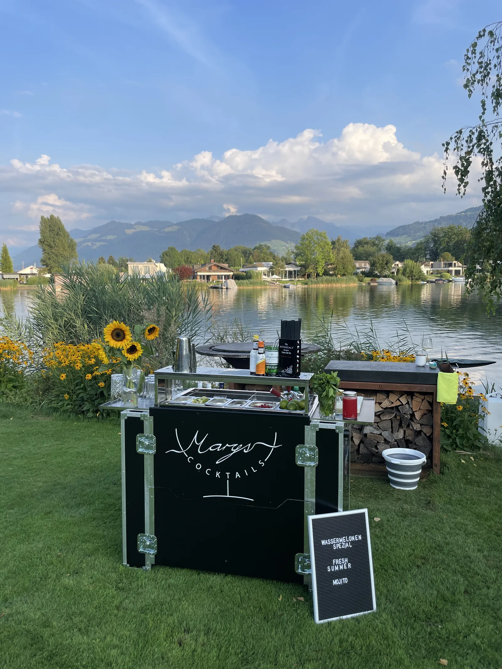 Die mobile Bar an einem See mit Bergpanorama