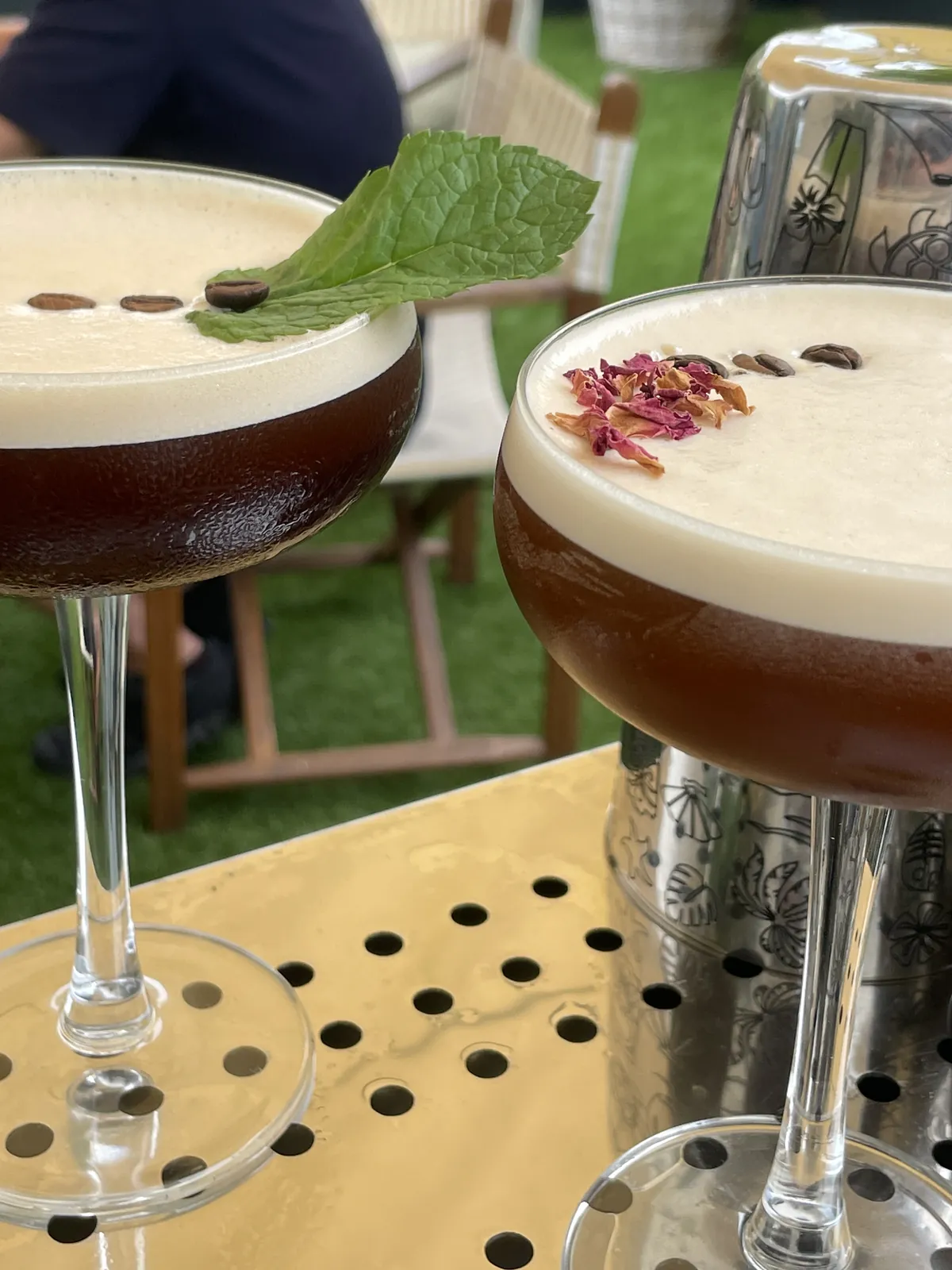 Espresso Martini mit Rosenblüten