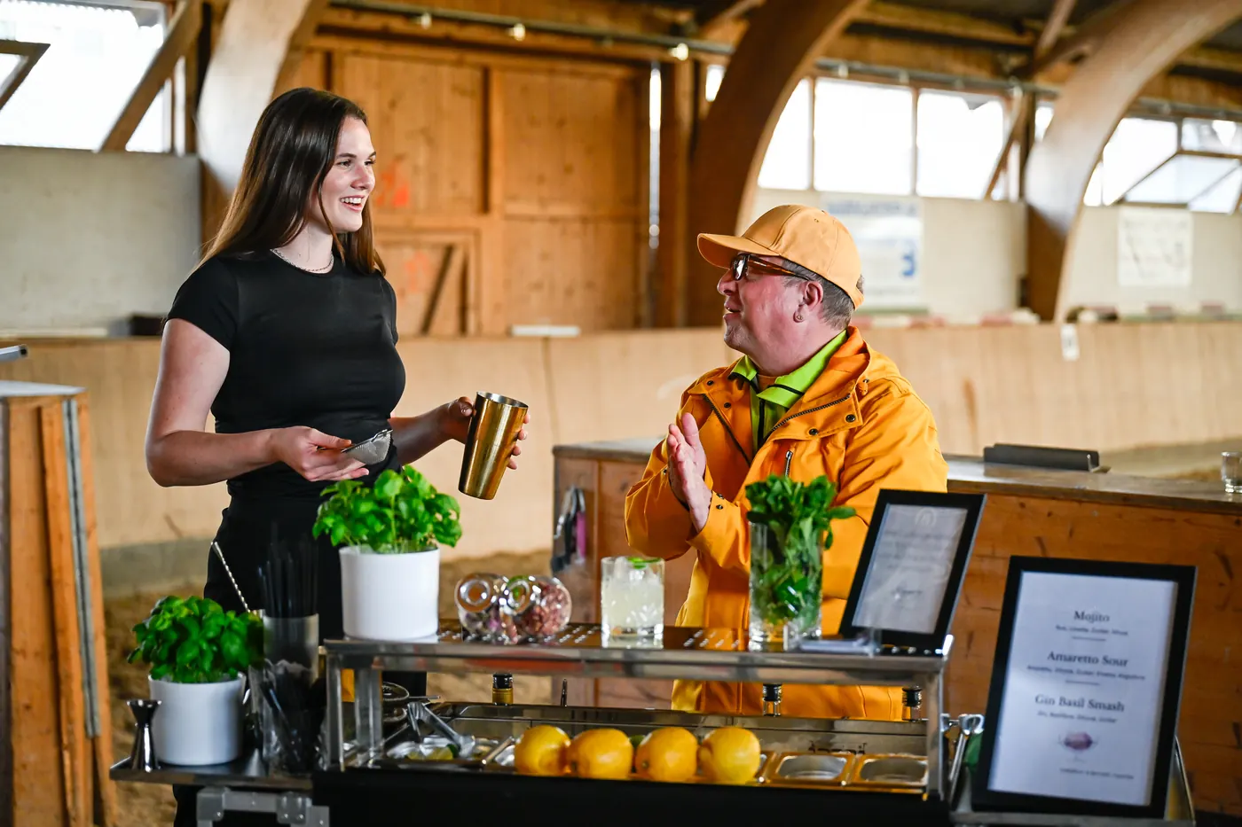 Mary mixt Drinks mit einem Gast am Kurs