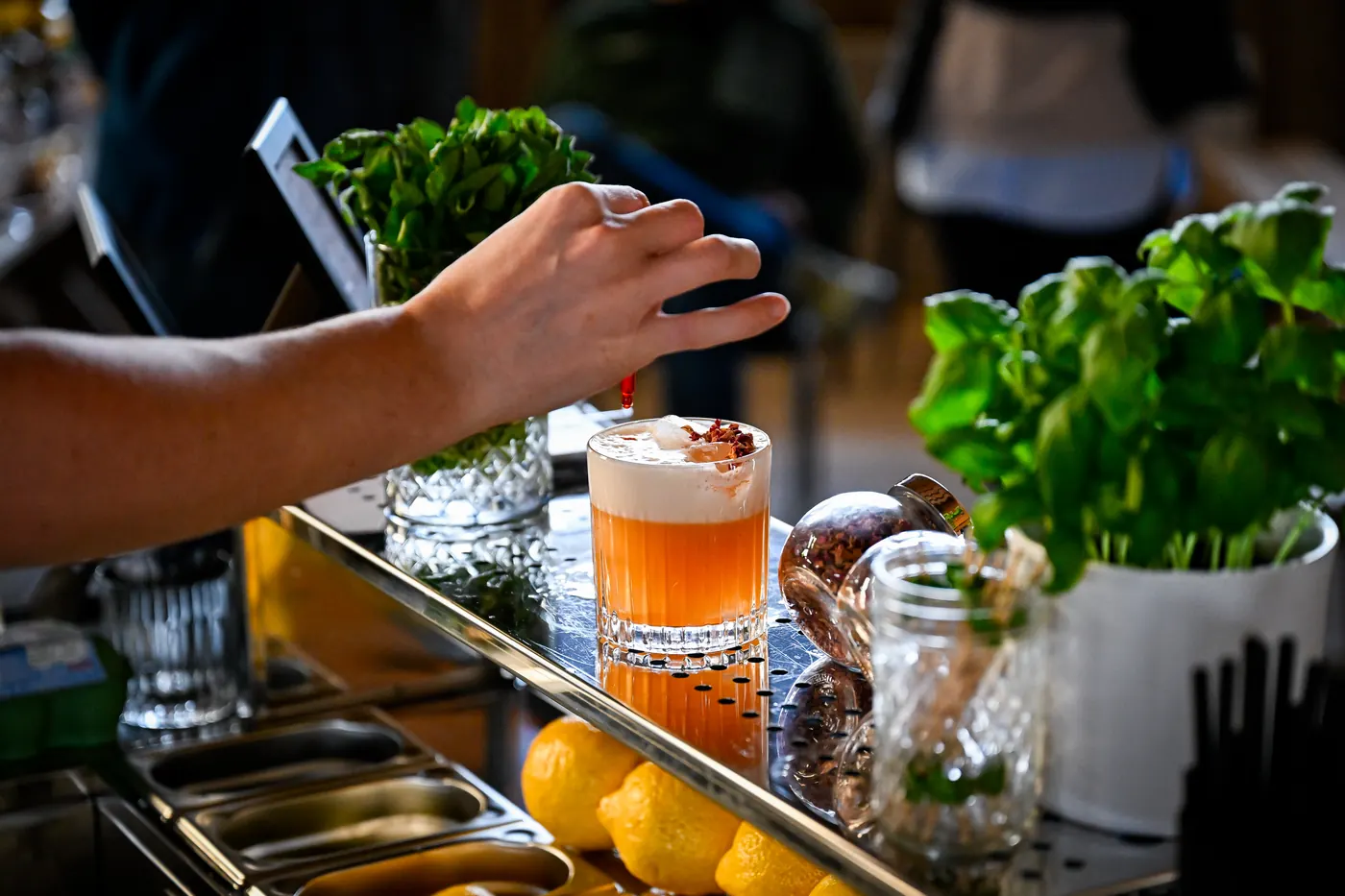 Frische Zutaten und Garnituren an der Bar