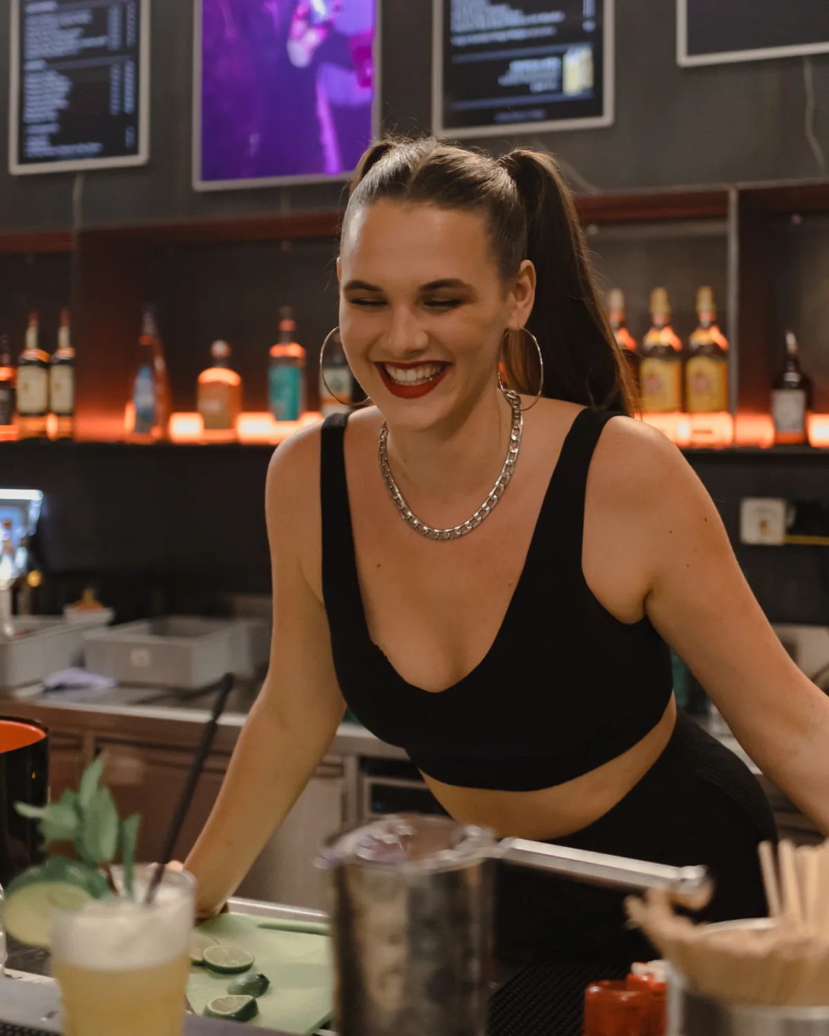 Mary lachend hinter der Bar