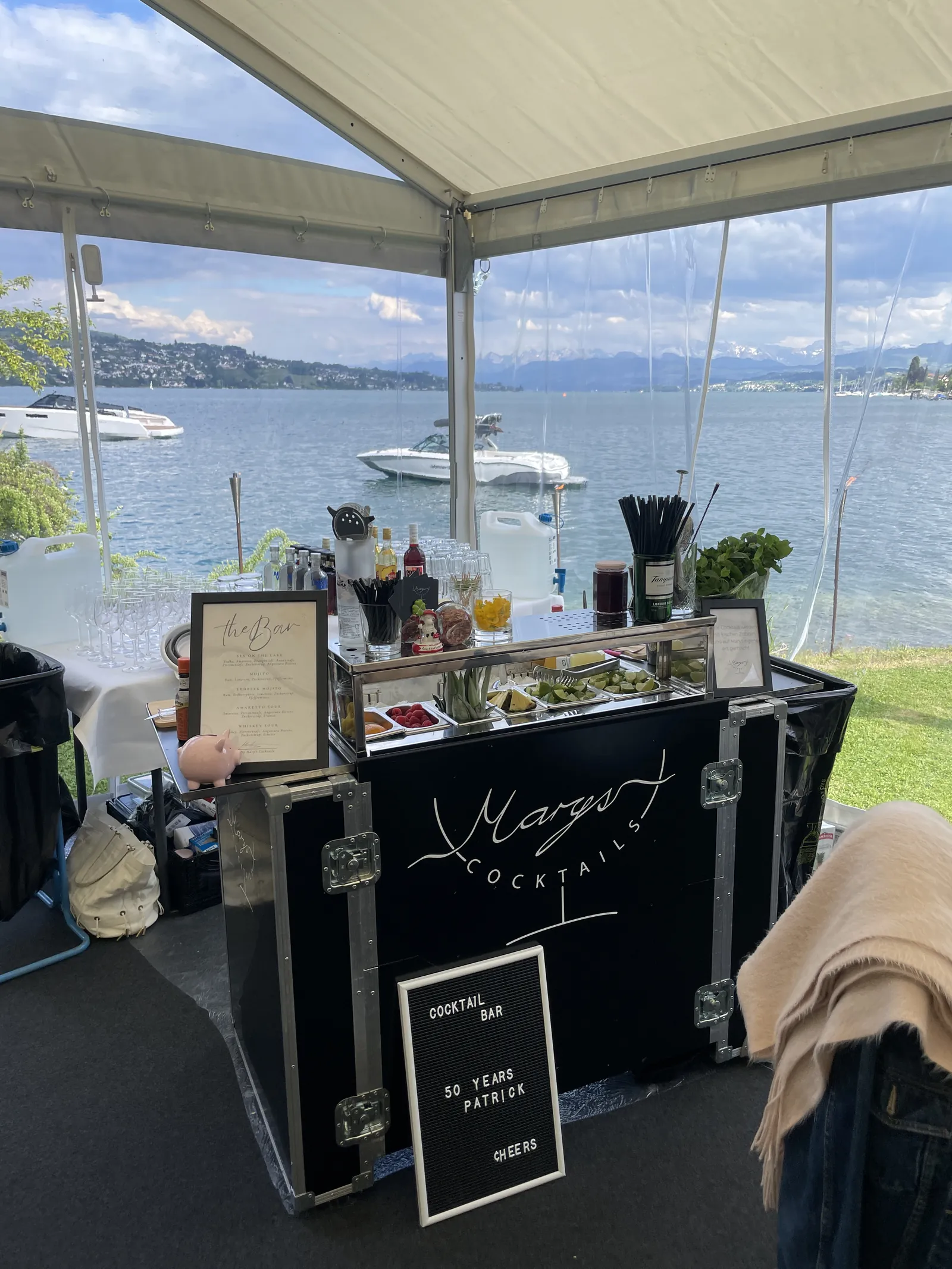 Marys mobile Cocktailbar im Flightcase-Design an einem Event